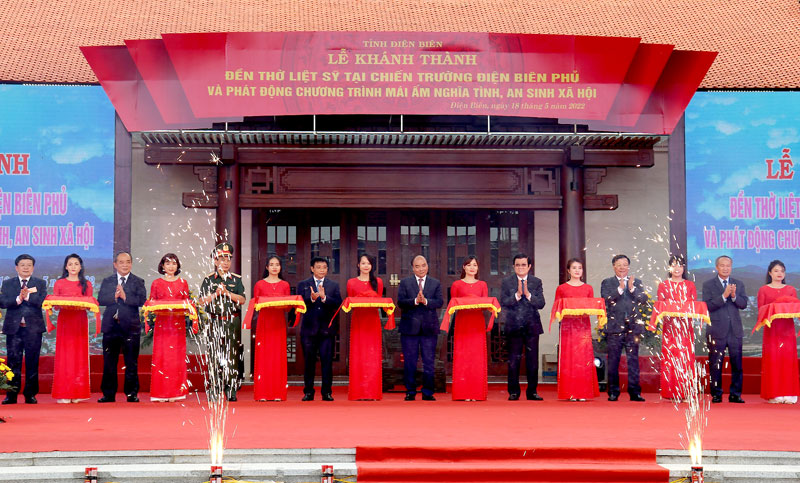  Chủ tịch nước Nguyễn Xuân Phúc cùng các đại biểu cắt băng khánh thành Đền thờ liệt sĩ tại chiến trường Điện Biên Phủ.