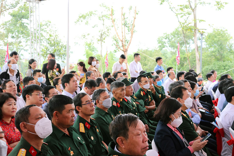 Đông đảo cựu chiến binh cùng cán bộ, nhân dân Điện Biên dự lễ khánh thành Đền thờ liệt sĩ trên đồi F. 