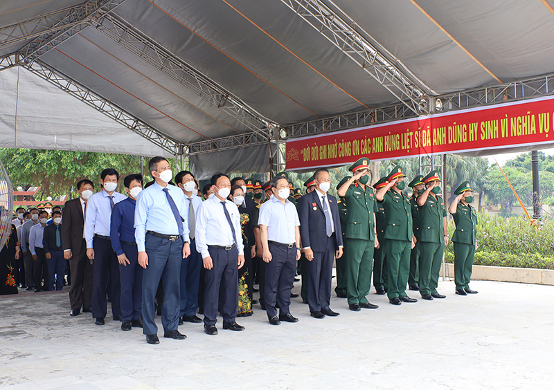 Các đại biểu tham dự lễ truy điệu, an táng 17 hài cốt liệt sỹ quân tình nguyện và chuyên gia Việt Nam hy sinh tại nước CHDCND Lào.