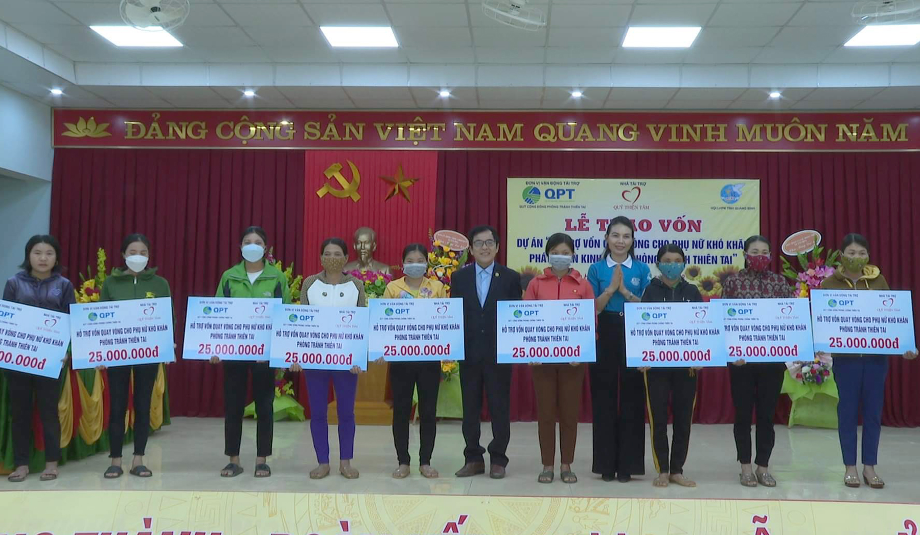 Đại diện Hội LHPN tỉnh và Quỹ cộng đồng phòng tránh thiên tai trao vốn cho các chị em hội viên xã Tân Hóa