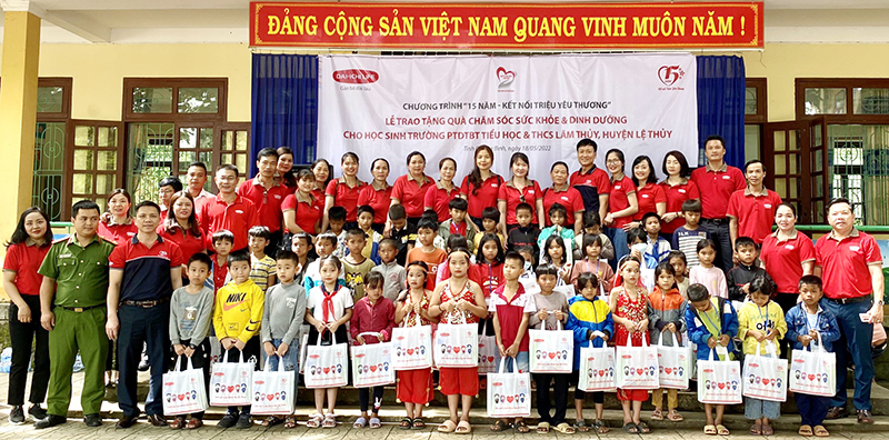  Dai-ichi Life Việt Nam tặng quà sức khỏe và dinh dưỡng cho học sinh trường Phổ thông dân tôc bán trú Tiểu học và THCS Lâm Thủy (Lệ Thủy).