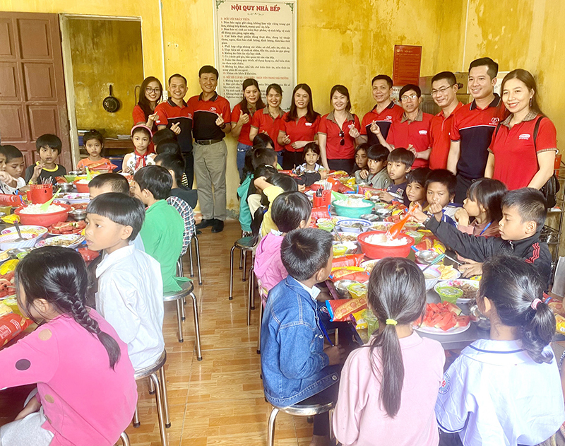  Dchi Life Việt Nam kiểm tra bữa ăn dinh dưỡng của học sinh.