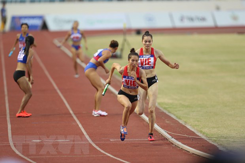 Đội nữ điền kinh Việt Nam giành chiến thắng thuyết phục nội dung 4x400m nữ với thành tích 3 phút 37 giây 99. (Ảnh: Quang Hà/TTXVN)