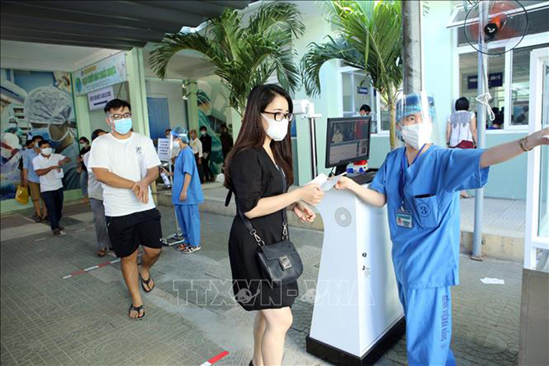 Hướng dẫn người dân đến khám bệnh tại Bệnh viện Đà Nẵng. Ảnh tư liệu: Trần Lê Lâm/TTXVN