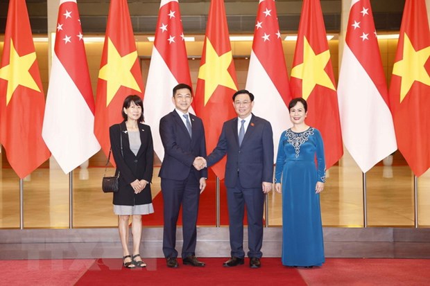 Chủ tịch Quốc hội Vương Đình Huệ và Phu nhân cùng Chủ tịch Quốc hội Cộng hòa Singapore Tan Chuan-Jin và Phu nhân chụp ảnh chung. (Ảnh: Doãn Tấn/TTXVN)