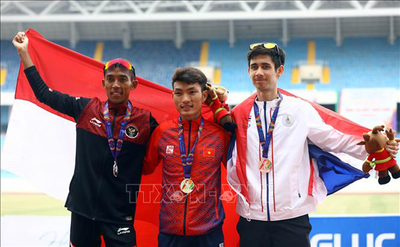 Các VĐV nhận huy chương nội dung Marathon 42,195km nam: Hoàng Nguyên Thanh (Việt Nam, HCV), Agus Prayogo (Indonesia, HCB) và Tony Ah-Thit Payne (Thái Lan, HCĐ). Ảnh: Huy Hùng/TTXVN