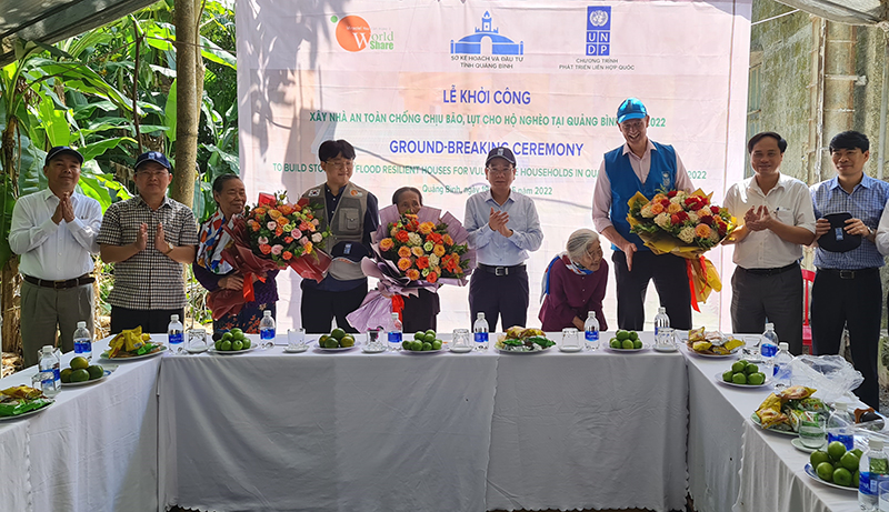 Đồng chí Phó Chủ tịch UBND tỉnh Phan Mạnh Hùng và đại diện UNDP, tổ chức World Share tặng hoa cho các hộ dân được hỗ trợ xây nhà tại xã Hiền Ninh (Quảng Ninh).
