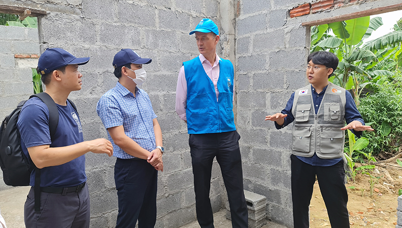 Đại diện UNDP và tổ chức World Share kiểm tra tiến độ xây dựng nhà “an toàn chống chịu bão lụt” trên địa bàn huyện Quảng Ninh.