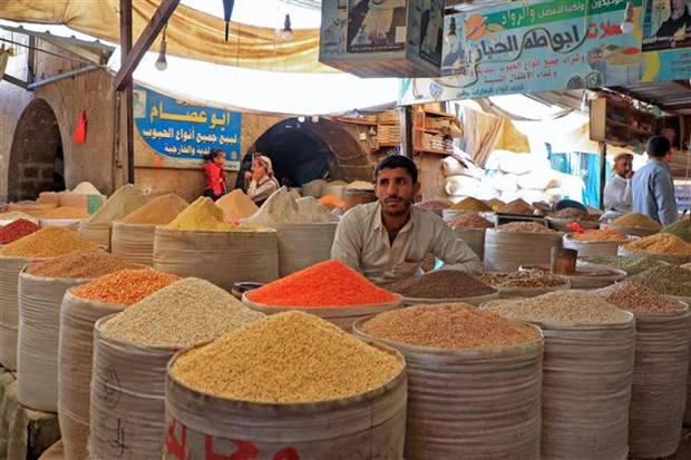 Một quầy hàng bán lương thực tại chợ ở Sanaa (Yemen). (Ảnh: AFP/TTXVN)
