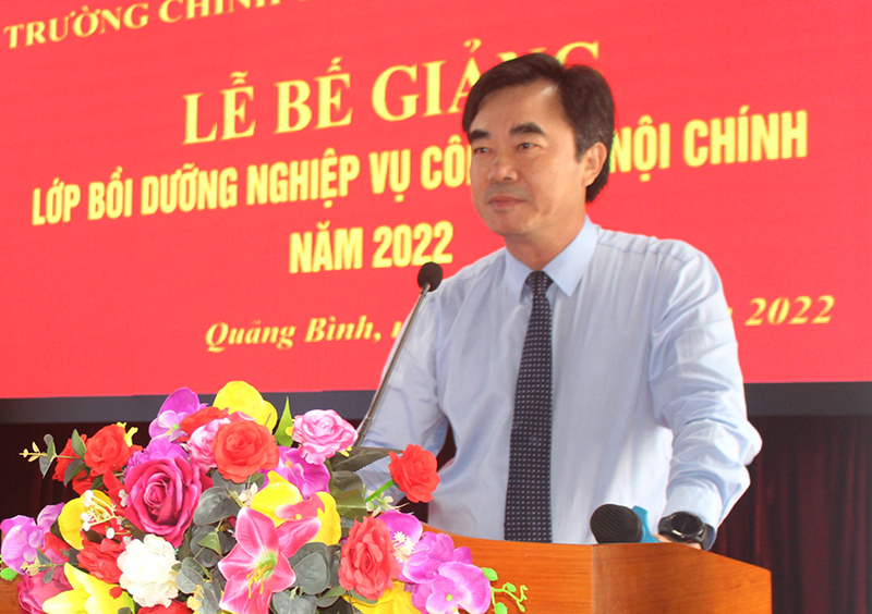 Đồng chí Trưởng ban Nội chính Tỉnh ủy phát biểu chỉ đạo tại lễ bế giảng.