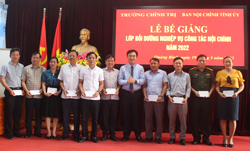 Đồng chí Trưởng ban Nội chính Tỉnh ủy Nguyễn Lương Bình trao thưởng cho các học viên có thành tích xuất sắc.