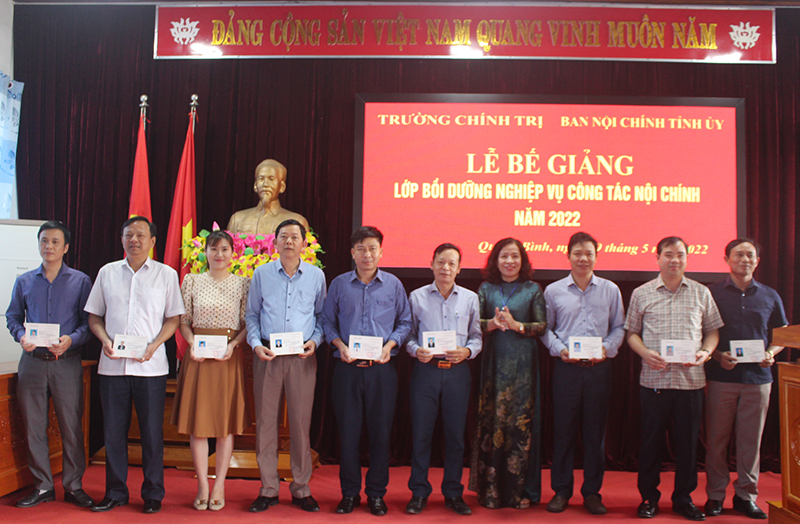  Đại diện lãnh đạo Trường Chính trị tỉnh trao chứng chỉ cho các học viên.