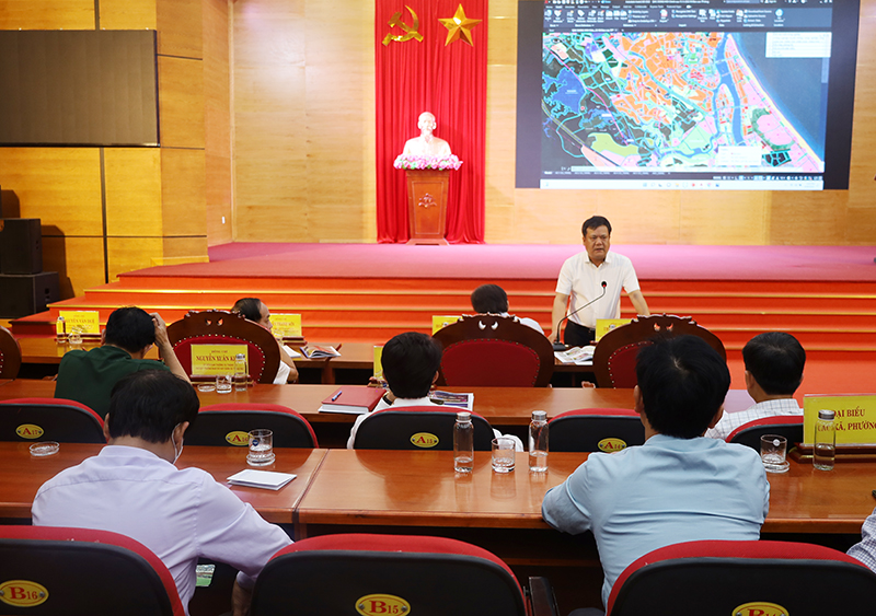 Đồng chí Bí thư Thành ủy Đồng Hới Trần Phong phát biểu kết luận hội nghị.