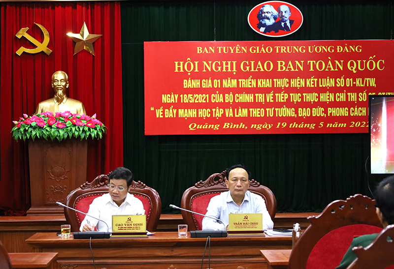  Đồng chí Phó Bí thư Thường trực Tỉnh ủy Trần Hải Châu và đồng chí Trưởng ban Tuyên giáo Tỉnh ủy Cao Văn Định dự hội nghị tại điểm cầu Quảng Bình. 