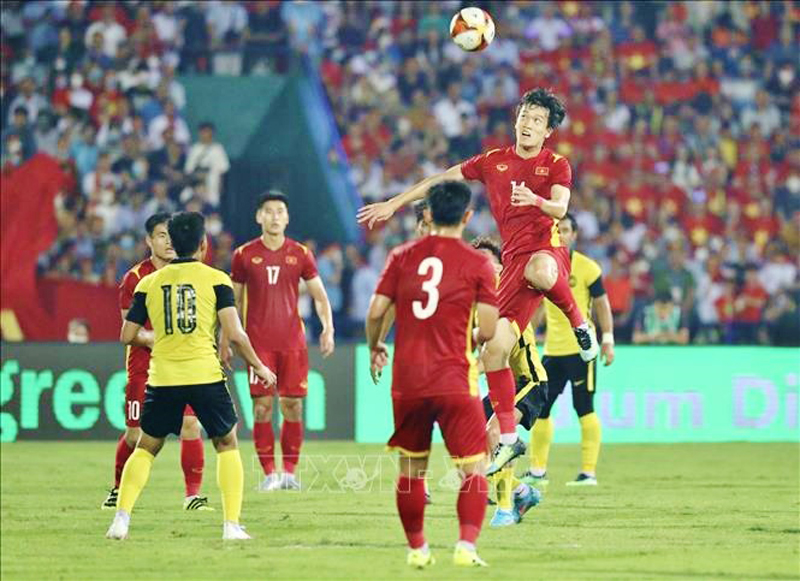 Tuyển U23 Việt Nam khó khăn trong việc tiếp cận khung thành U23 Malaysia. Ảnh: TTXVN