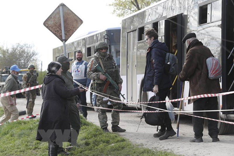 Người dân sơ tán khỏi nhà máy thép Azovstal ở thành phố Mariupol, Ukraine, tới nơi ở tạm ngày 1/5/2022. (Ảnh: THX/TTXVN)