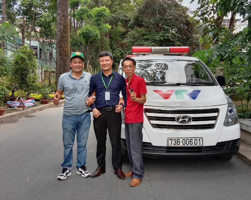 Bác sỹ Nguyễn Xuân Thành (giữa) đón chiếc xe cấp cứu mang “thương hiệu” Quảng Bình từ TP. Vũng Tàu về quê.