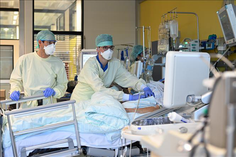 Điều trị cho bệnh nhân COVID-19 tại bệnh viện ở Aachen, miền Tây Đức. Ảnh tư liệu: AFP/TTXVN