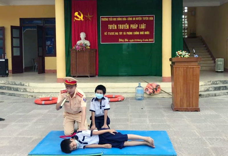 Cán bộ Đội Cảnh sát giao thông-Trật tự xã hội (Công an huyện Tuyên Hoá) hướng dẫn kỹ năng sơ cứu người bị đuối nước.