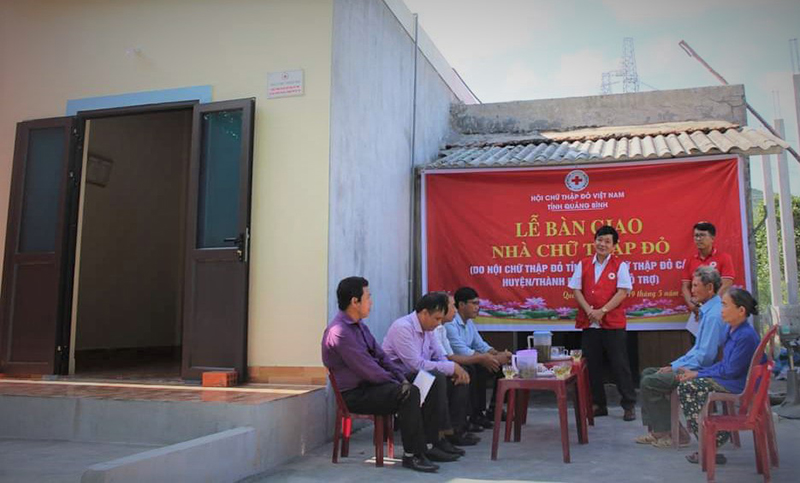Đại diện lãnh đạo Hội CTĐ tỉnh bàn giao nhà Chữ thập đỏ cho gia đình ông Lê Văn Khai, thôn Vịnh Sơn, xã Quảng Đông, huyện Quảng Trạch.