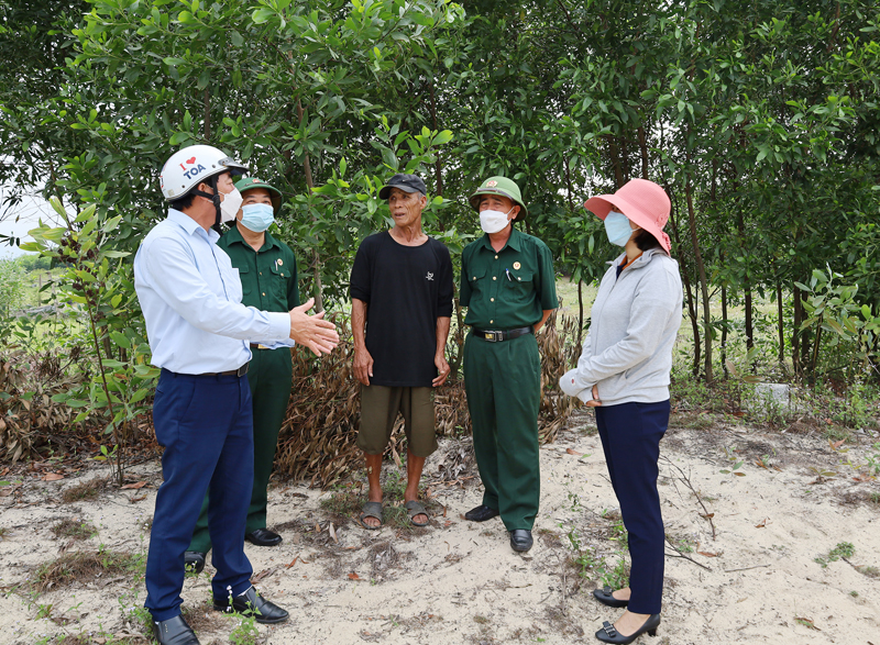 Đại diện Ủy ban MTTQVN và các đoàn thể xã Quang Phú tuyên truyền vận động hộ dân trên địa bàn trong thực hiện công tác GPMB.