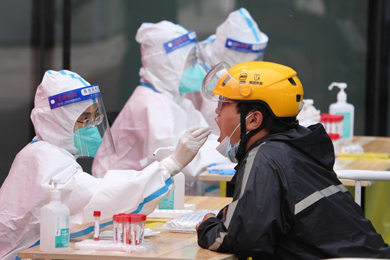 Nhân viên y tế lấy mẫu xét nghiệm COVID-19 cho người dân tại Bắc Kinh, Trung Quốc, ngày 5/5/2022. (Ảnh: THX/TTXVN)