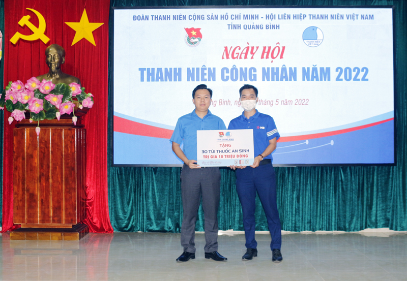 Đơn vị tài trợ trao 30 túi thuốc an sinh cho thanh niên công nhân Công ty Cổ phần Việt-Trung Quảng Bình.