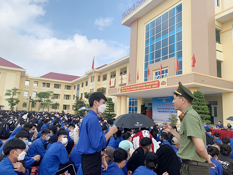 Cán bộ Công an huyện Quảng Trạch trực tiếp trao đổi, giải đáp cho các em học sinh về một số quy định pháp luật.