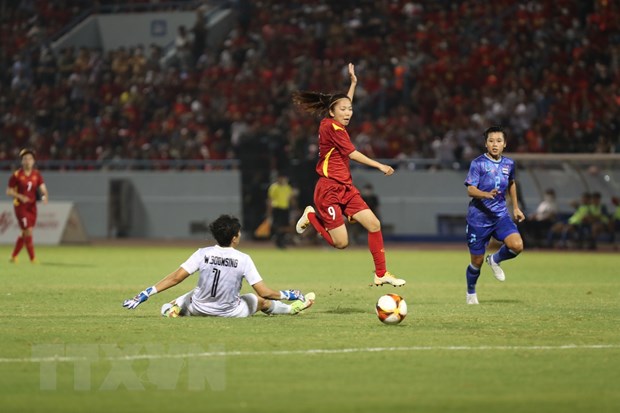 Huỳnh Như lừa qua thủ môn Thái Lan rồi ghi bàn. (Ảnh: Hoàng Linh/TTXVN)