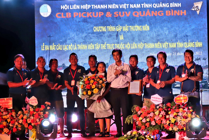 Đại diện UBND tỉnh trao quyết định công nhận Câu lạc bộ PICKUP & SUV Quảng Bình là thành viên tập thể trực thuộc Hội LHTN Việt Nam tỉnh.