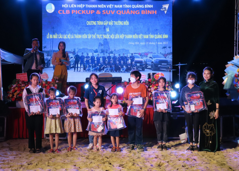 Đại diện CLB PICKUP & SUV Quảng Bình và đại diện lãnh đạo Hội LHPN tỉnh trao quà cho các trẻ mồ côi.
