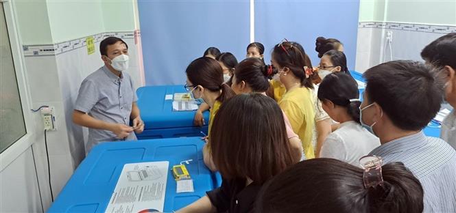 Hướng dẫn thực hành việc bảo quản vaccine cho cán bộ y tế tại Ninh Thuận. Ảnh: Công Thử/TTXVN