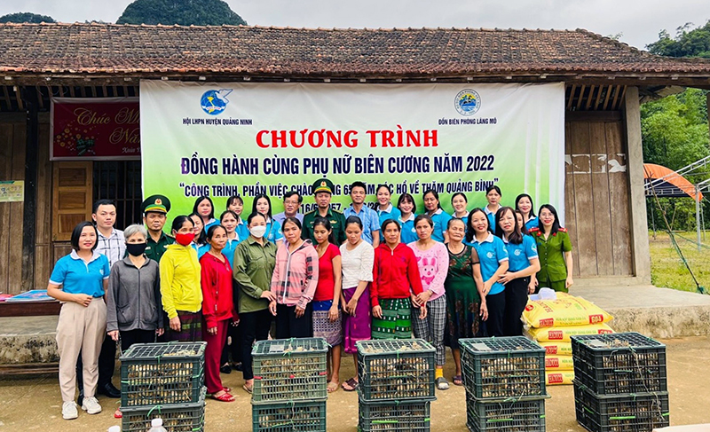 Hội LHPN huyện Quảng Ninh và Đồn Biên phòng Làng Mô trao gà giống và thức ăn chăn nuôi cho các hộ dân xã Trường Sơn.