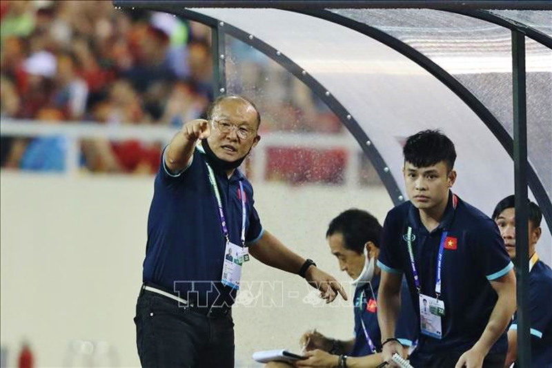 HLV trưởng U23 Việt Nam Park Hang-seo liên tục có những chỉ đạo từ băng ghế ban huấn luyện. Ảnh: TTXVN