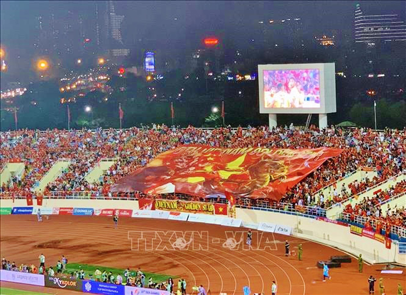 Rừng người trên SVĐ Mỹ Đình nhiệt tình cổ vũ cho các cầu thủ U23 Việt Nam thi đấu. Ảnh: TTXVN