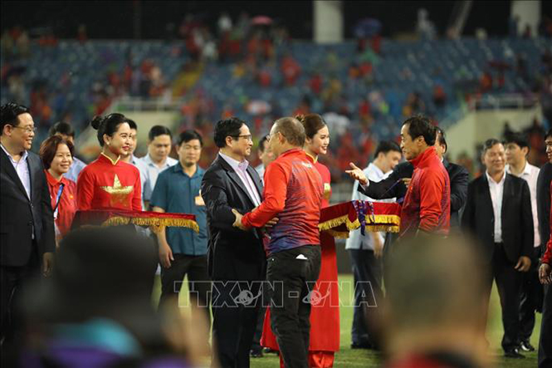 Thủ tướng Phạm Minh Chính bắt tay HLV trưởng U23 Việt Nam Park Hang-seo, bày tỏ sự cám ơn tới vị  
