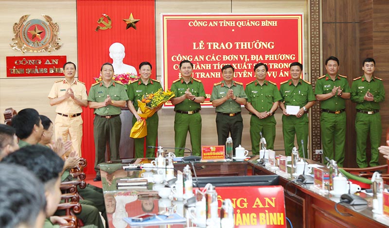 Lãnh đạo Công an tỉnh trao thưởng 15 triệu đồng cho Công an huyện Quảng Trạch và các phòng nghiệp vụ có liên quan