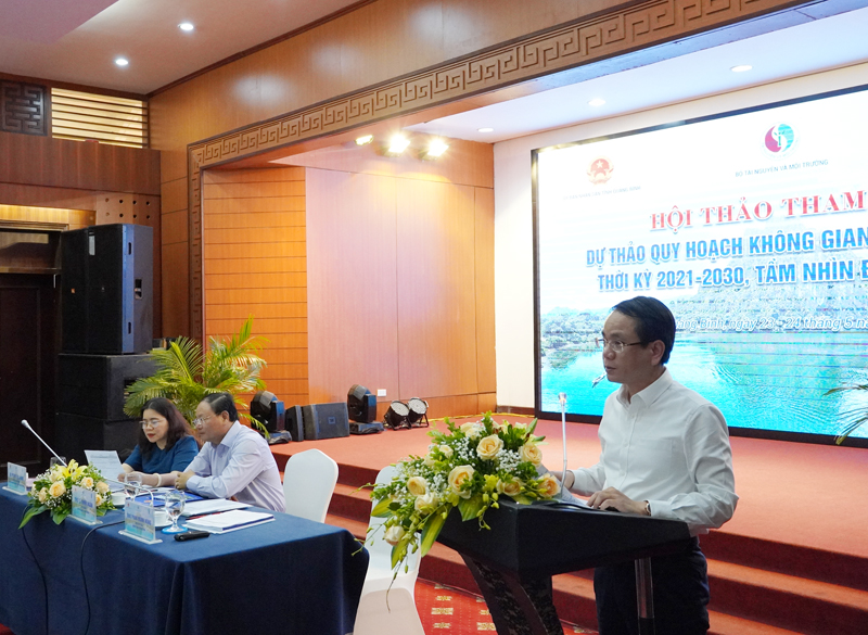 Đồng chí Phó Chủ tịch UBND tỉnh Quảng Bình Phan Mạnh Hùng phát biểu tại hội thảo.