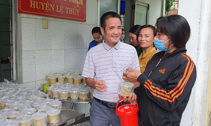 Anh Nguyễn Quang Sự phát cháo từ thiện cho bệnh nhân nghèo.