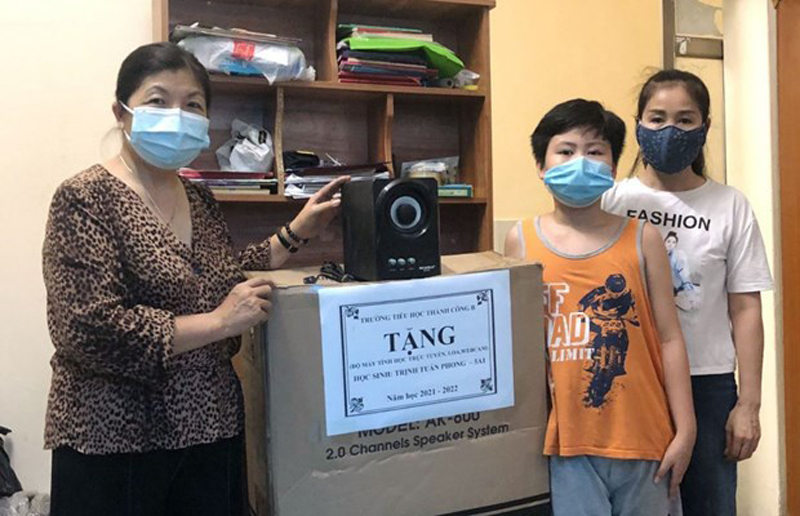 Học sinh thiết thiết bị học tập được trao tặng máy tính để học trực tuyến. (Ảnh: CTV/Vietnam+)