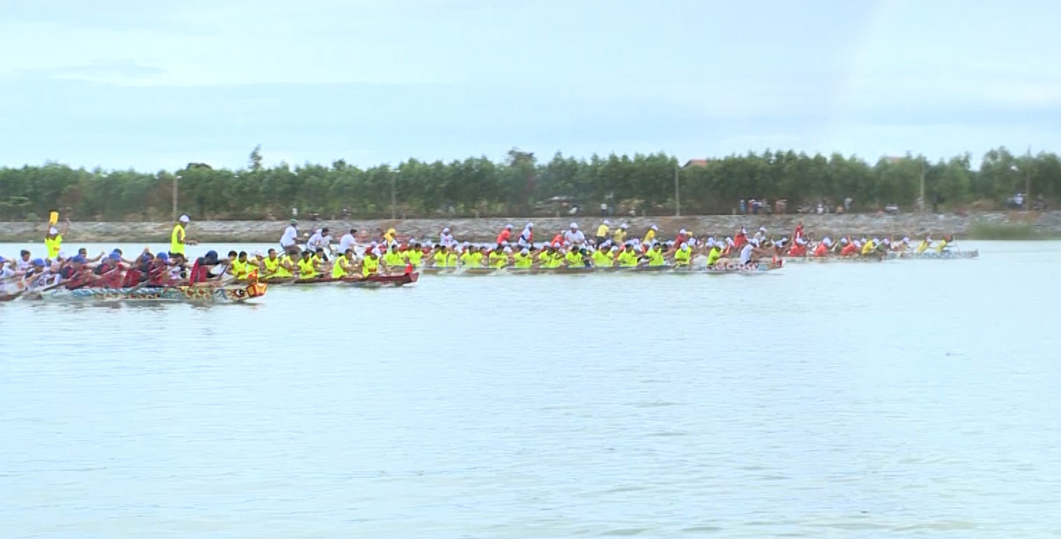 Lễ hội đua, bơi thuyền truyền thống trên sông Kiến Giang luôn thu hút sự quan tâm của các tầng lớp nhân dân.