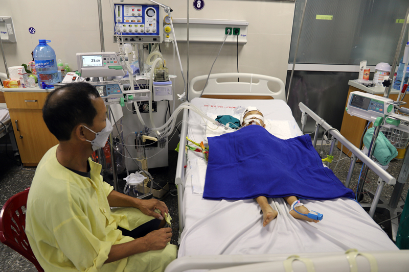 Cha con anh Nguyễn Quốc Khánh tại Bệnh viện hữu nghị VN-CB Đồng Hới.