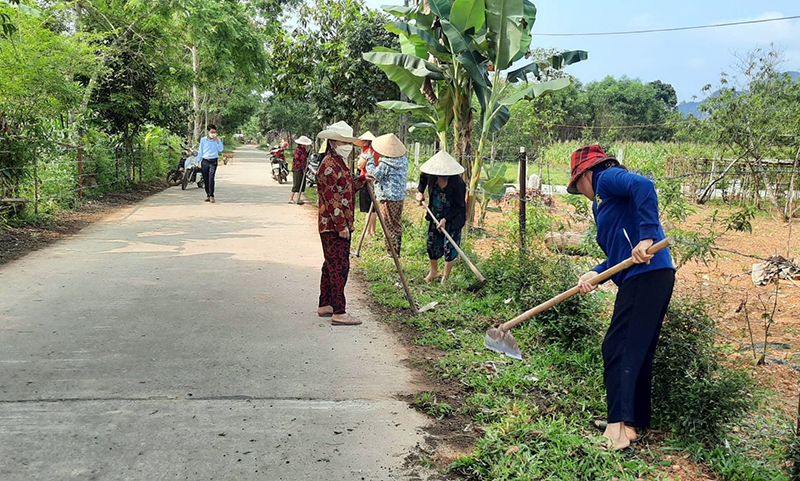 Chị em hội viên chăm sóc hàng rào xanh do Hội LHPN huyện hỗ trợ cây giống tại thôn Yên Định, xã Yên Hóa