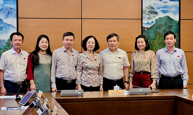 Đồng chí Ủy viên Bộ Chính trị, Bí thư Trung ương Đảng, Trưởng ban Tổ chức Trung ương Trương Thị Mai chụp ảnh lưu niệm với Đoàn ĐBQH tỉnh Quảng Bình.