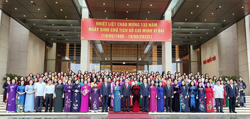 Chủ tịch Quốc hội Vương Đình Huệ và các đồng chí lãnh đạo Đảng, Nhà nước chụp ảnh lưu niệm cùng nữ ĐBQH.