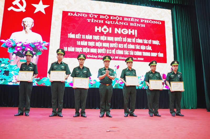 Đại tá Trịnh Thanh Bình, TUV, Chỉ huy trưởng BĐBP tỉnh trao tặng giấy khen của Bộ Chỉ huy BĐBP tỉnh cho 3 tập thể và 3 cá nhân có thành tích trong thực hiện Nghị quyết số 513 của Thường vụ Quân ủy trung ương về công tác tài chính quân đội.