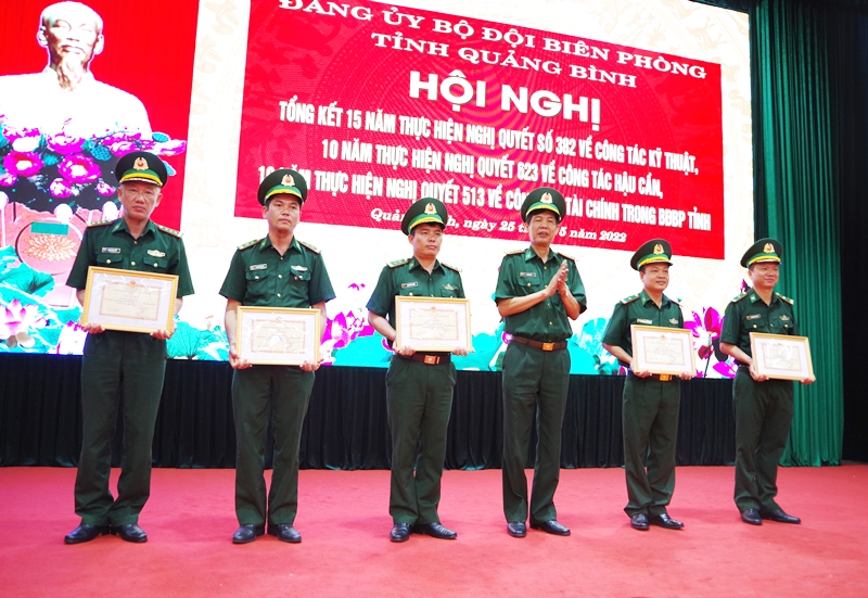 Đại tá Lê Văn Tiến, Bí thư Đảng ủy, Chính ủy BĐBP tỉnh trao tặng giấy khen của Bộ Chỉ huy BĐBP tỉnh cho 3 tập thể và 3 cá nhân có thành tích trong thực hiện Nghị quyết số 623 của Quân ủy Trung ương về công tác hậu cần quân đội.