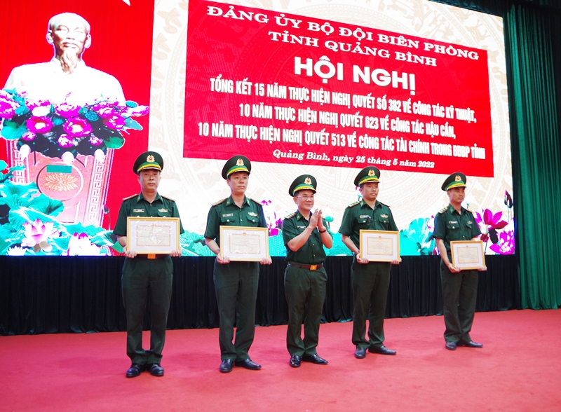 Thượng tá Ngô Minh Điền, Phó Chính ủy BĐBP tỉnh trao tặng giấy khen của Bộ Chỉ huy BĐBP tỉnh cho 2 tập thể và 3 cá nhân có thành tích trong thực hiện Nghị quyết số 382 của Đảng ủy Quân ủy Trung ương về nâng cao chất lượng công tác kỹ thuật trong tình hình mới.