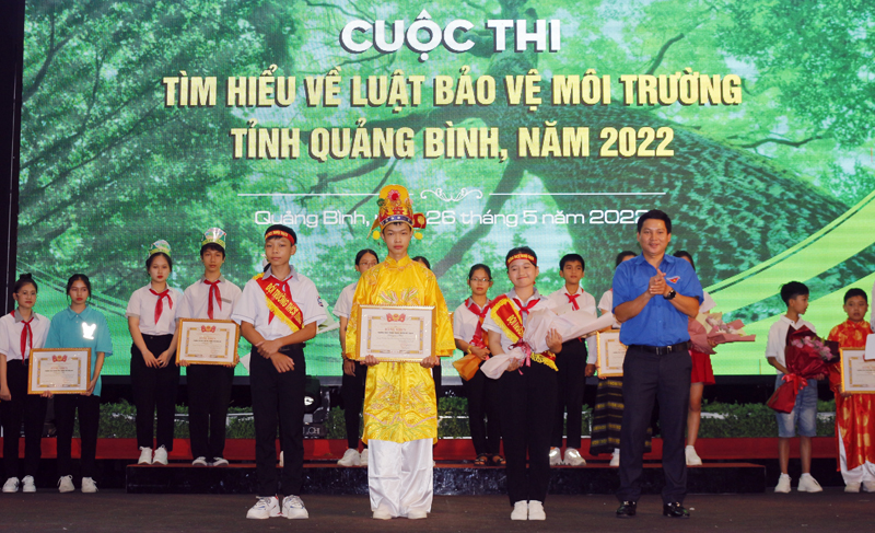 Đồng chí Đặng Đại Bàng, Tỉnh ủy viên, Bí thư Tỉnh đoàn trao giải nhất cho đội Trường THCS Trung Trạch (huyện Bố Trạch).