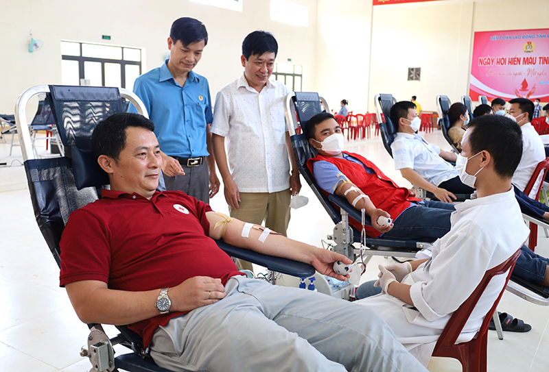  Đại diện lãnh đạo LĐLĐ tỉnh và lãnh đạo Hội Chữ thập đỏ tỉnh thăm hỏi, động viên cán bộ, đoàn viên tham gia hiến máu tình nguyện.